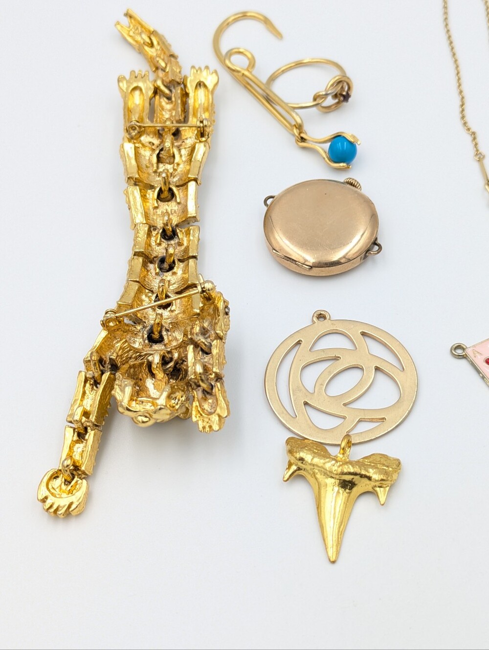 Mixed jewelry lot vintage to modern articulated tiger shoulder brooch, pendants - Picture 2 of 10